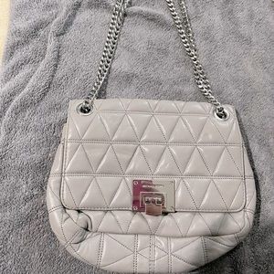 Grey shoulder bag that can be used as a crossbody